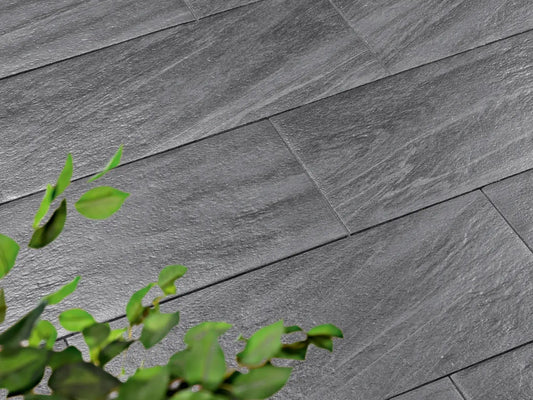 Verlegte CreativeLine-Platten in grau von Woehe & Heydemann in 80x40 – Naturstein-Optik mit harmonischer Linienführung 