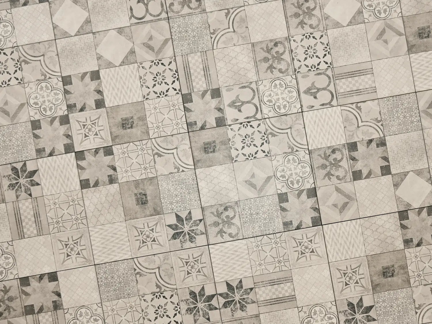 Verlegte CreativeLine-Platten in grau von Woehe & Heydemann in 60x60. Mosaik-Optik mit harmonischer Linienführung.