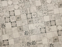 Verlegte CreativeLine-Platten in grau von Woehe & Heydemann in 60x60. Mosaik-Optik mit harmonischer Linienführung.