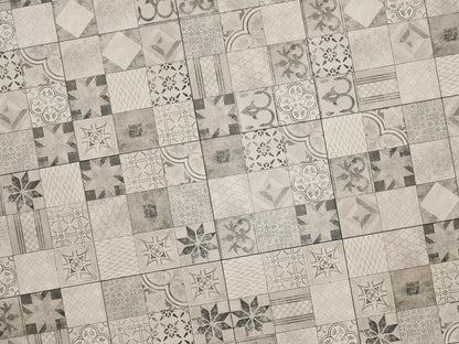 Verlegte CreativeLine-Platten in grau von Woehe & Heydemann in 60x60. Mosaik-Optik mit harmonischer Linienführung.