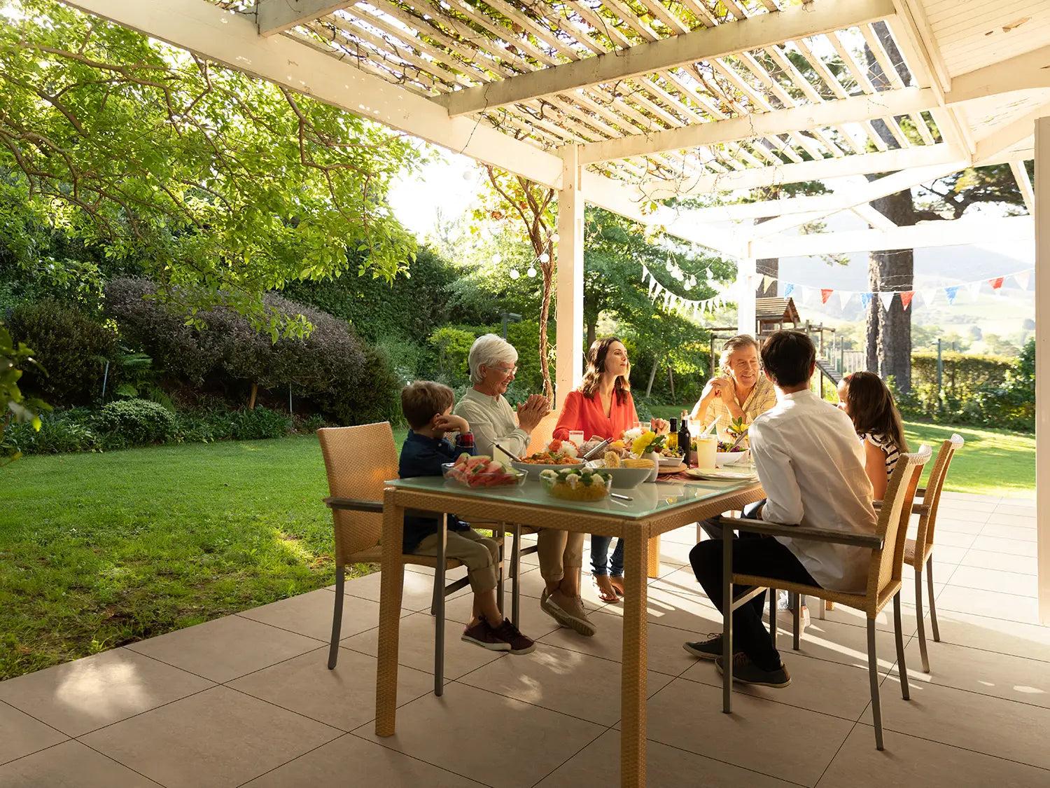 60x60 CreativeLine-Betonplatten in beiger Naturstein-Optik von Woehe & Heydemann verlegt auf einer modernen Terrasse
