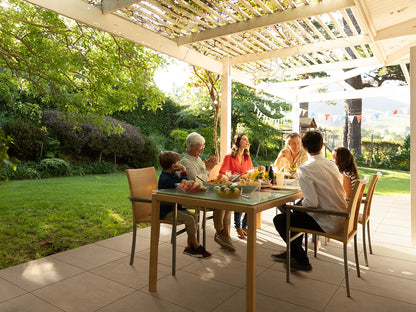 60x60 CreativeLine-Betonplatten in beiger Naturstein-Optik von Woehe & Heydemann verlegt auf einer modernen Terrasse
