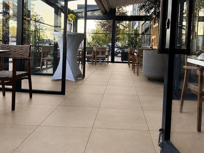 60x60 CreativeLine-Betonplatten in beiger Naturstein-Optik von Woehe & Heydemann verlegt im Wintergarten