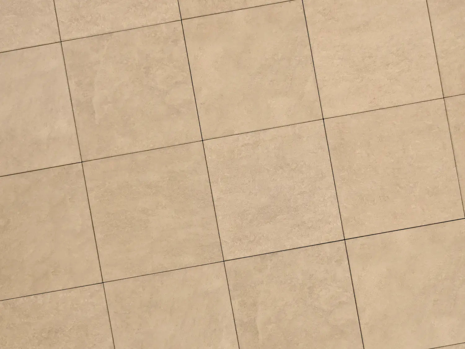 Verlegte CreativeLine-Platten in beige von Woehe & Heydemann in 60x60. Naturstein-Optik mit harmonischer Linienführung.