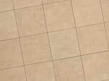 Verlegte CreativeLine-Platten in beige von Woehe & Heydemann in 60x60. Naturstein-Optik mit harmonischer Linienführung.