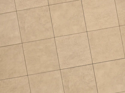 Verlegte CreativeLine-Platten in beige von Woehe & Heydemann in 60x60. Naturstein-Optik mit harmonischer Linienführung.