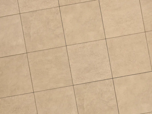 Verlegte CreativeLine-Platten in beige von Woehe & Heydemann in 60x60. Naturstein-Optik mit harmonischer Linienführung.