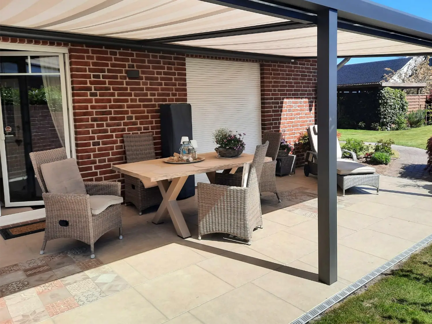 60x60 CreativeLine-Betonplatten in roter Mosaik-Optik von Woehe & Heydemann verlegt auf einer modernen Terrasse in Kombination mit einer beigen Terrassenplatte