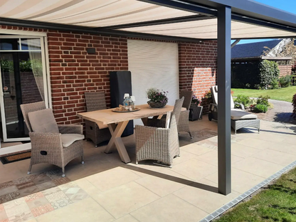 60x60 CreativeLine-Betonplatten in roter Mosaik-Optik von Woehe & Heydemann verlegt auf einer modernen Terrasse in Kombination mit einer beigen Terrassenplatte