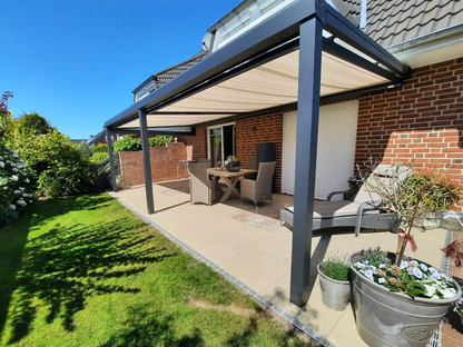 60x60 CreativeLine-Betonplatten in beiger Naturstein-Optik von Woehe & Heydemann verlegt auf einer modernen Terrasse in Kombination mit einer roten Mosaik Terrassenplatte