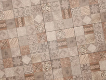 Verlegte CreativeLine-Platten in rot von Woehe & Heydemann in 60x60. Mosaik-Optik mit harmonischer Linienführung.
