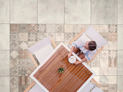 60x60 CreativeLine-Betonplatten in roter Mosaik-Optik von Woehe & Heydemann verlegt auf einer modernen Terrasse
