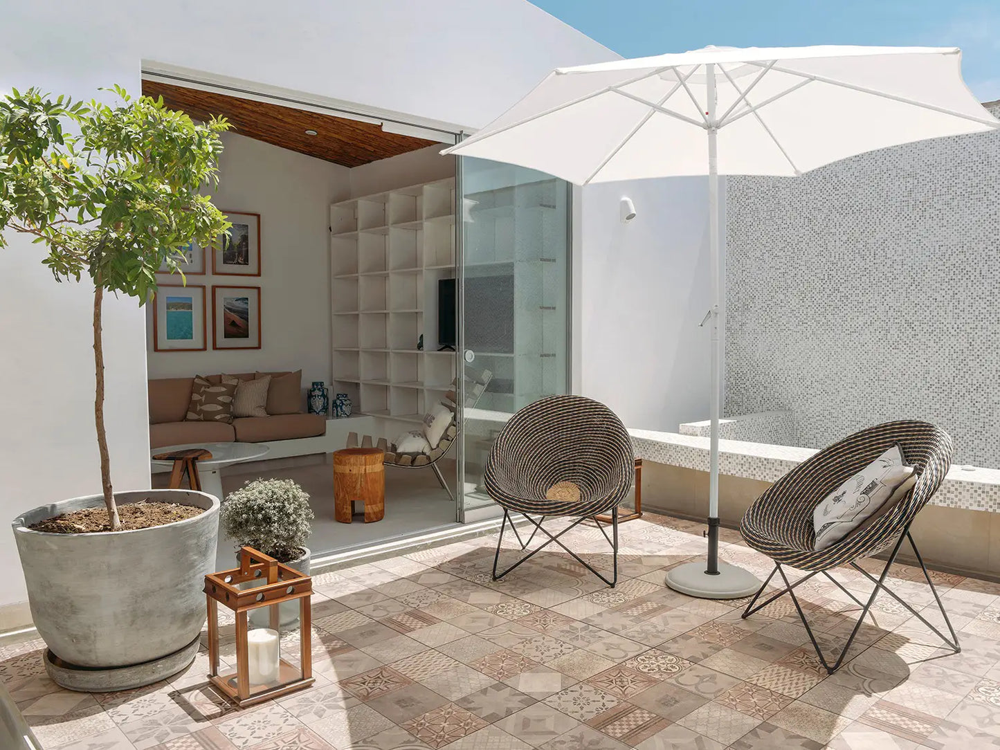 60x60 CreativeLine-Betonplatten in roter Mosaik-Optik von Woehe & Heydemann verlegt auf einer mediterranen Terrasse