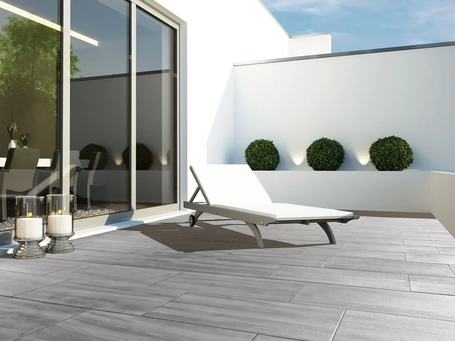 80x40 CreativeLine-Terrassenplatten in grauer Holzoptik von Woehe & Heydemann verlegt auf einer modernen Dachterrasse mit Liegestuhl