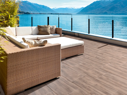 80x40 CreativeLine-Terrassenplatten in Holzoptik von Woehe & Heydemann verlegt auf einer modernen Terrasse mit Blick auf die Berge und den See
