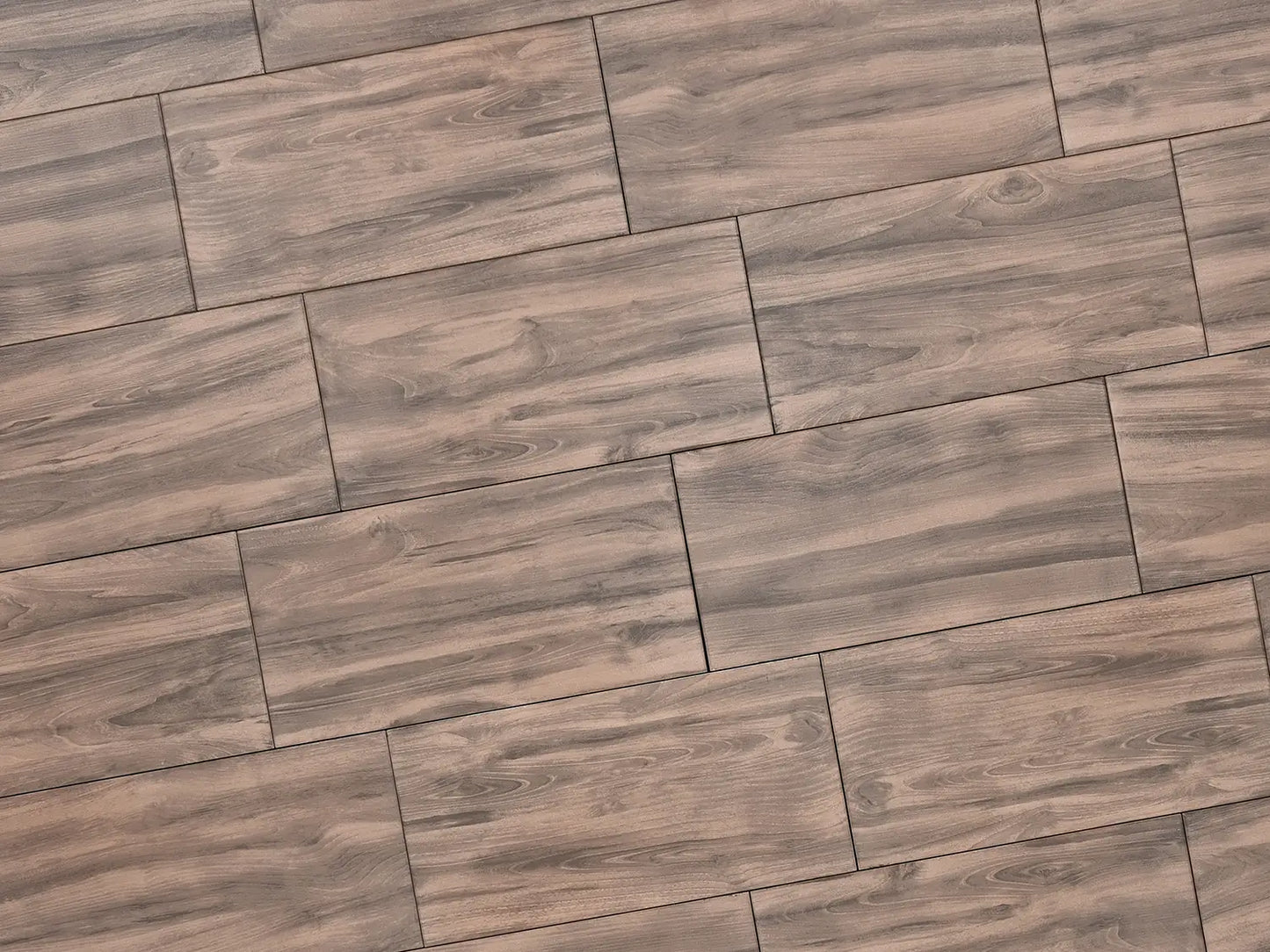 Verlegte CreativeLine-Platten in braun von Woehe & Heydemann in 80x40 – Holz-Optik mit harmonischer Linienführung