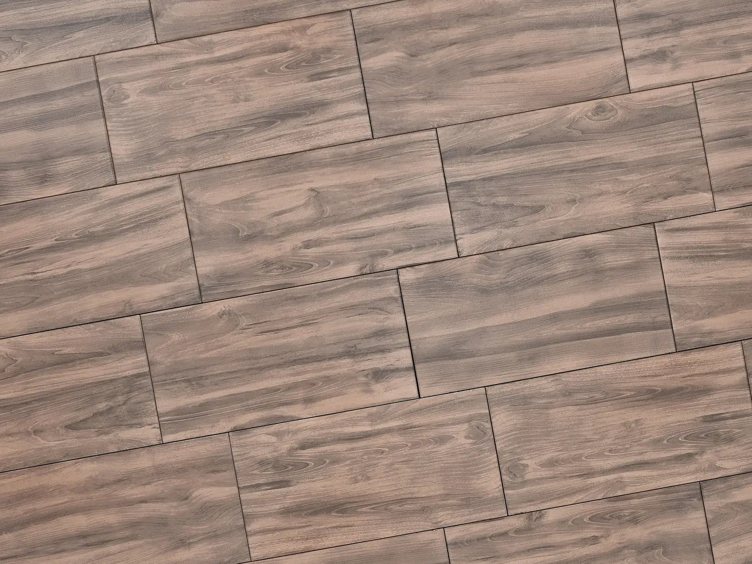 Verlegte CreativeLine-Platten in braun von Woehe & Heydemann in 80x40 – Holz-Optik mit harmonischer Linienführung