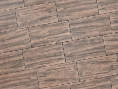 Verlegte CreativeLine-Platten in braun von Woehe & Heydemann in 80x40 – Holz-Optik mit harmonischer Linienführung