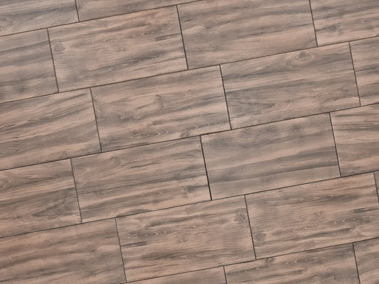 Verlegte CreativeLine-Platten in braun von Woehe & Heydemann in 80x40 – Holz-Optik mit harmonischer Linienführung