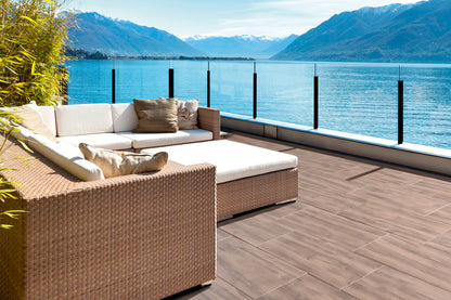 80x40 CreativeLine-Terrassenplatten in Holzoptik von Woehe & Heydemann verlegt auf einer modernen Terrasse mit Blick auf die Berge und den See