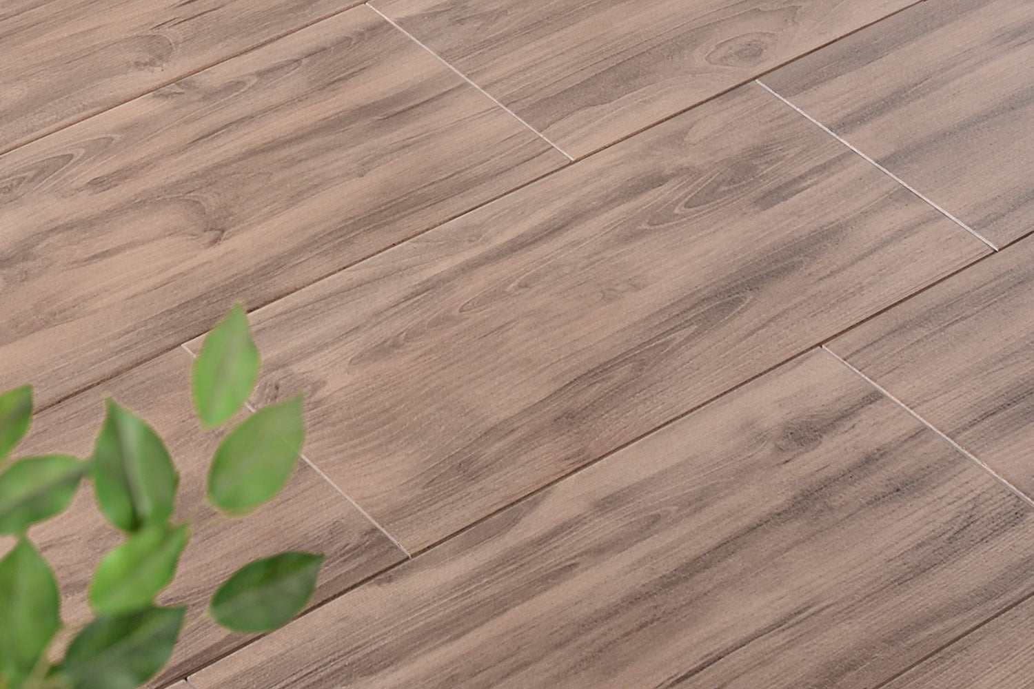 Verlegte CreativeLine-Platten in braun von Woehe & Heydemann in 80x40 – Holz-Optik mit harmonischer Linienführung