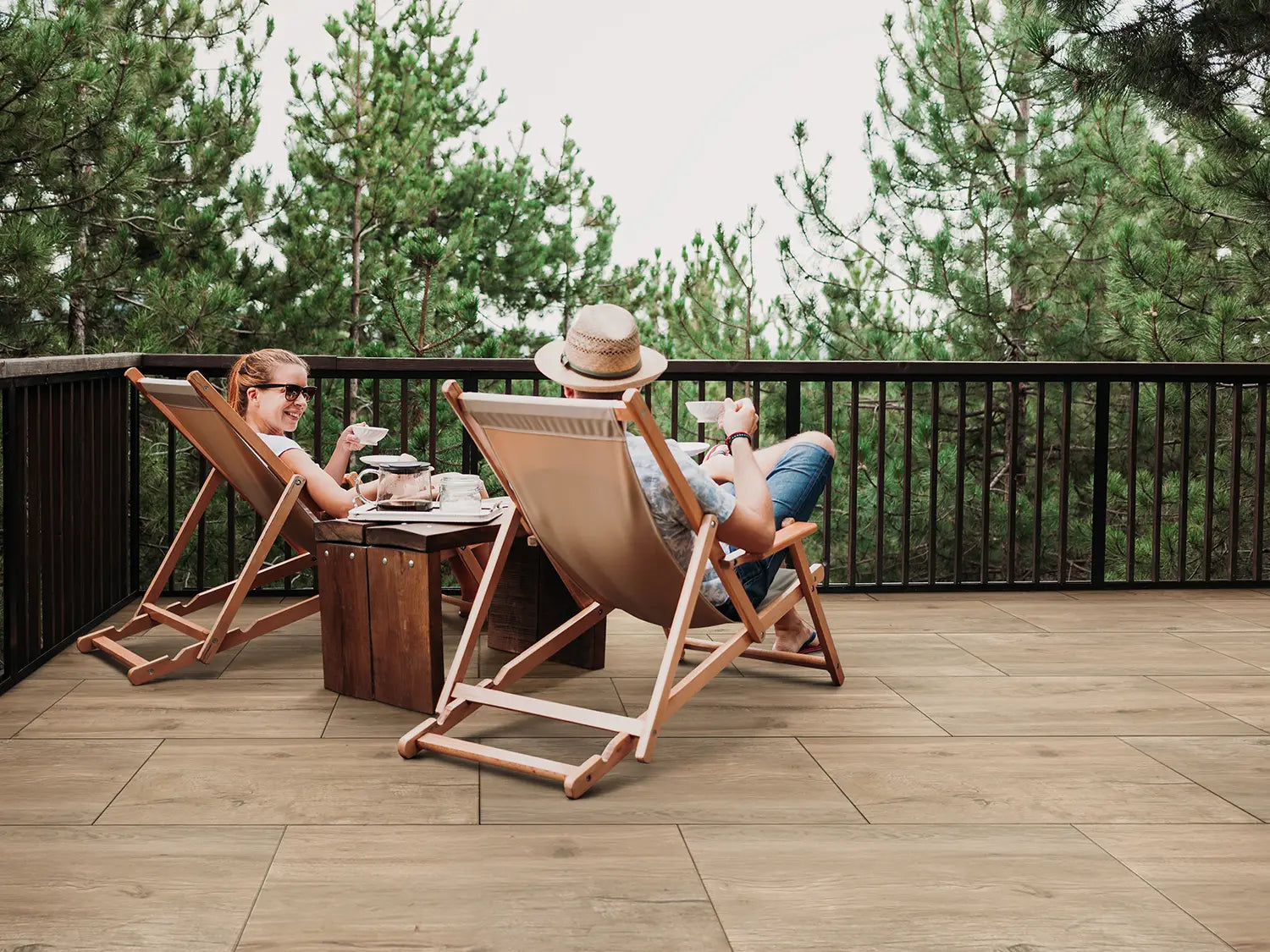 40x80 CreativeLine-Betonplatten in braunr Holz-Optik von Woehe & Heydemann verlegt auf einer modernen Terrasse