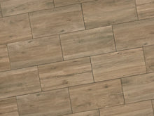 Verlegte NanoLine-Platten in braun von Woehe & Heydemann in 40x80. Holz-Optik mit harmonischer Linienführung.