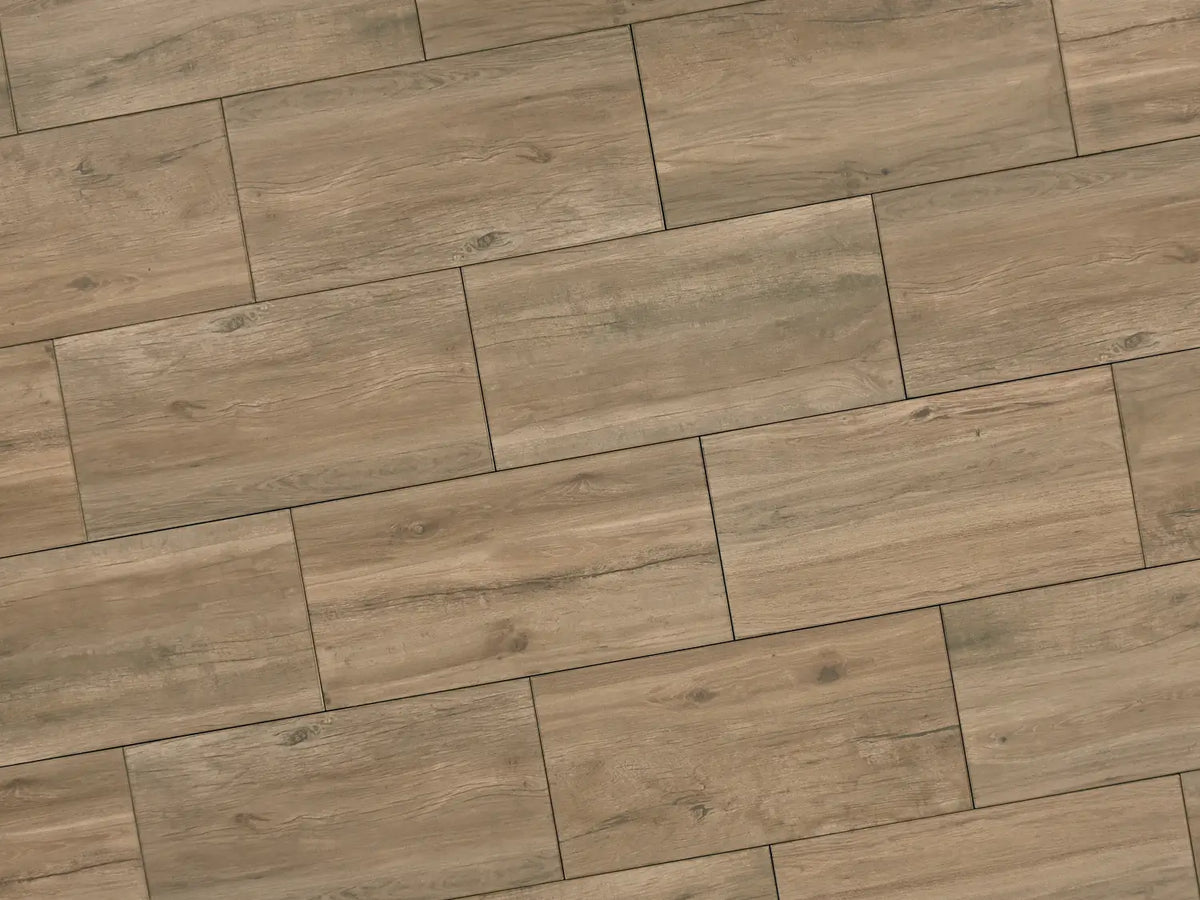Verlegte NanoLine-Platten in braun von Woehe & Heydemann in 40x80. Holz-Optik mit harmonischer Linienführung.