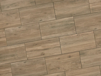 Verlegte NanoLine-Platten in grau von Woehe & Heydemann in 40x80. Holz-Optik mit harmonischer Linienführung.