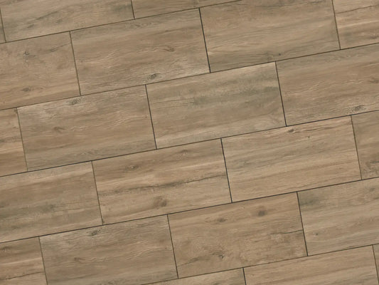 Verlegte NanoLine-Platten in grau von Woehe & Heydemann in 40x80. Holz-Optik mit harmonischer Linienführung.