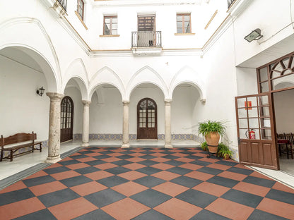 50x50 LuxoGran-Terrassenplatten in roter und schwarzer Natursteinoptik von Woehe & Heydemann verlegt auf einer modernen Terrasse im ArtDeco Stil im Schachbrettmuster