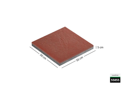 Saubere Schnittkante der 50x50 Terrassenplatte in roter Natursteinoptik von Woehe & Heydemann mit Struktur