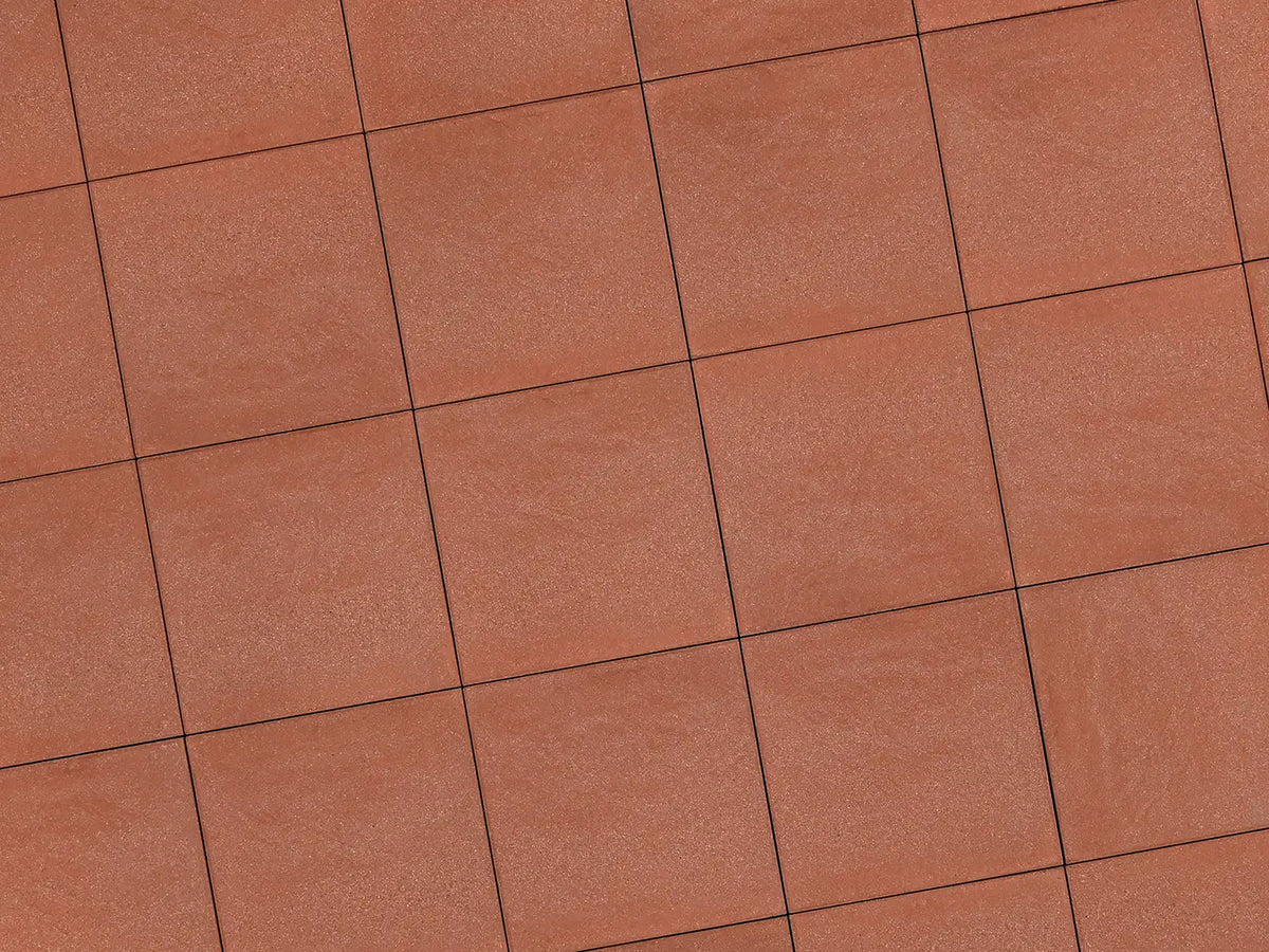 Verlegte LuxoGran-Platten in rot von Woehe & Heydemann in 50x50 – Naturstein-Optik mit harmonischer Linienführung 