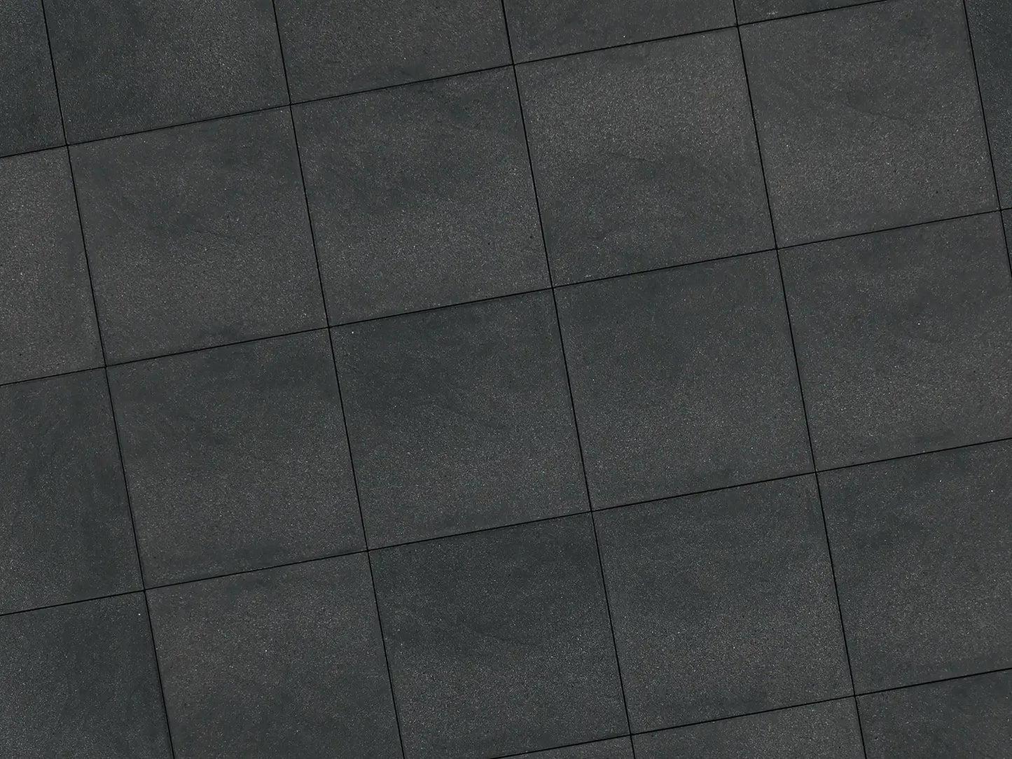 Verlegte LuxoGran-Platten in schwarz/grau von Woehe & Heydemann in 50x50 – Naturstein-Optik mit harmonischer Linienführung 