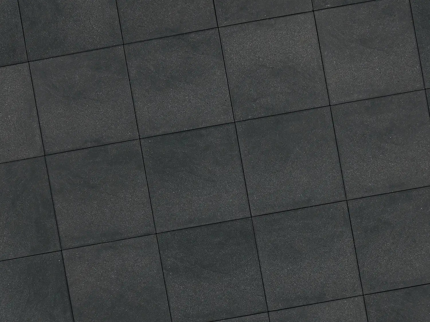 Verlegte LuxoGran-Platten in schwarz/grau von Woehe & Heydemann in 50x50 – Naturstein-Optik mit harmonischer Linienführung 