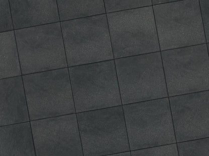 Verlegte LuxoGran-Platten in schwarz/grau von Woehe & Heydemann in 50x50 – Naturstein-Optik mit harmonischer Linienführung 