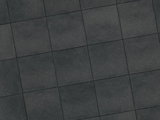 Verlegte LuxoGran-Platten in schwarz/grau von Woehe & Heydemann in 50x50 – Naturstein-Optik mit harmonischer Linienführung 