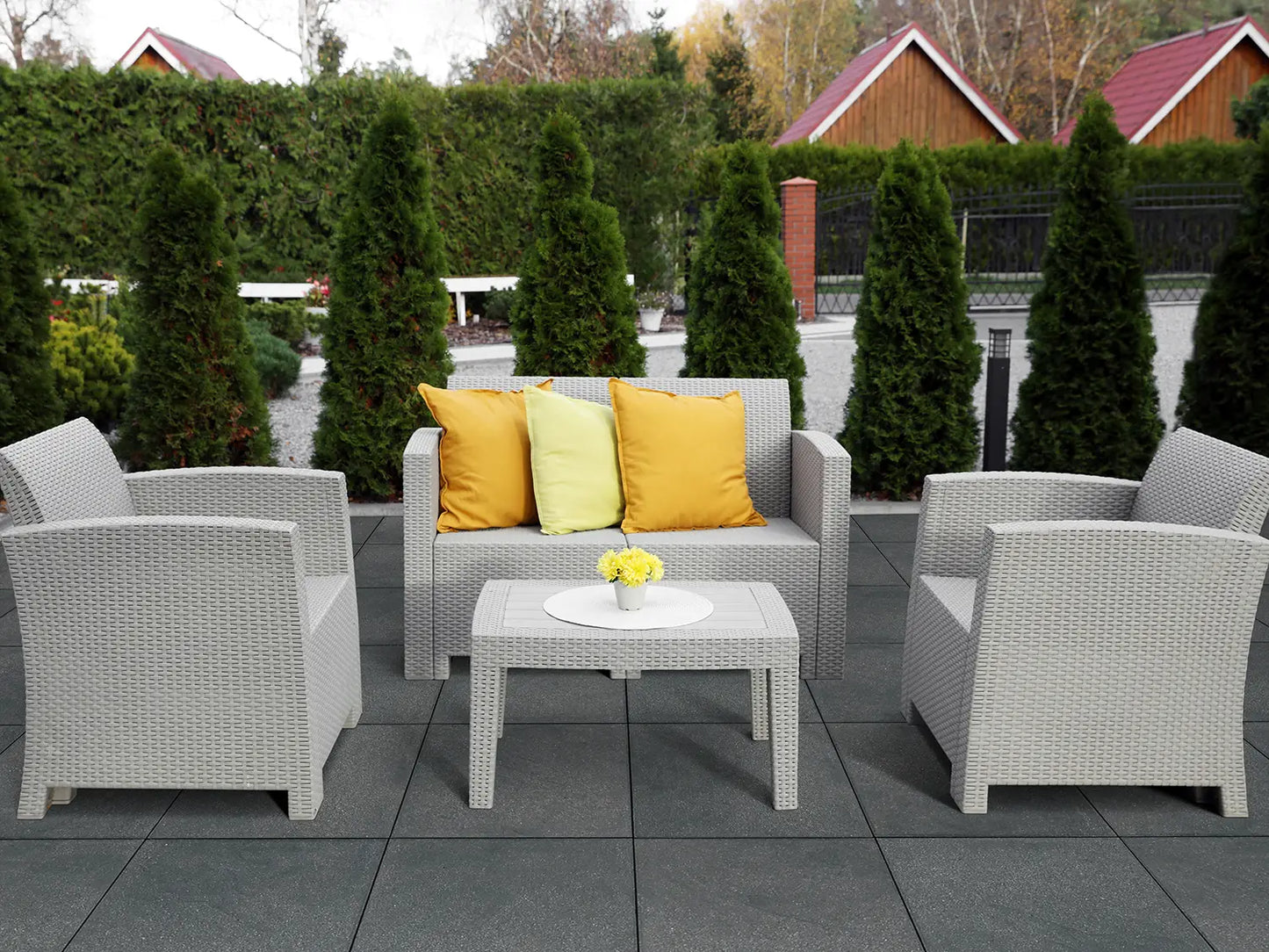 Verlegte LuxoGran-Platten in schwarz/grau von Woehe & Heydemann in 50x50 – Naturstein-Optik mit harmonischer Linienführung 