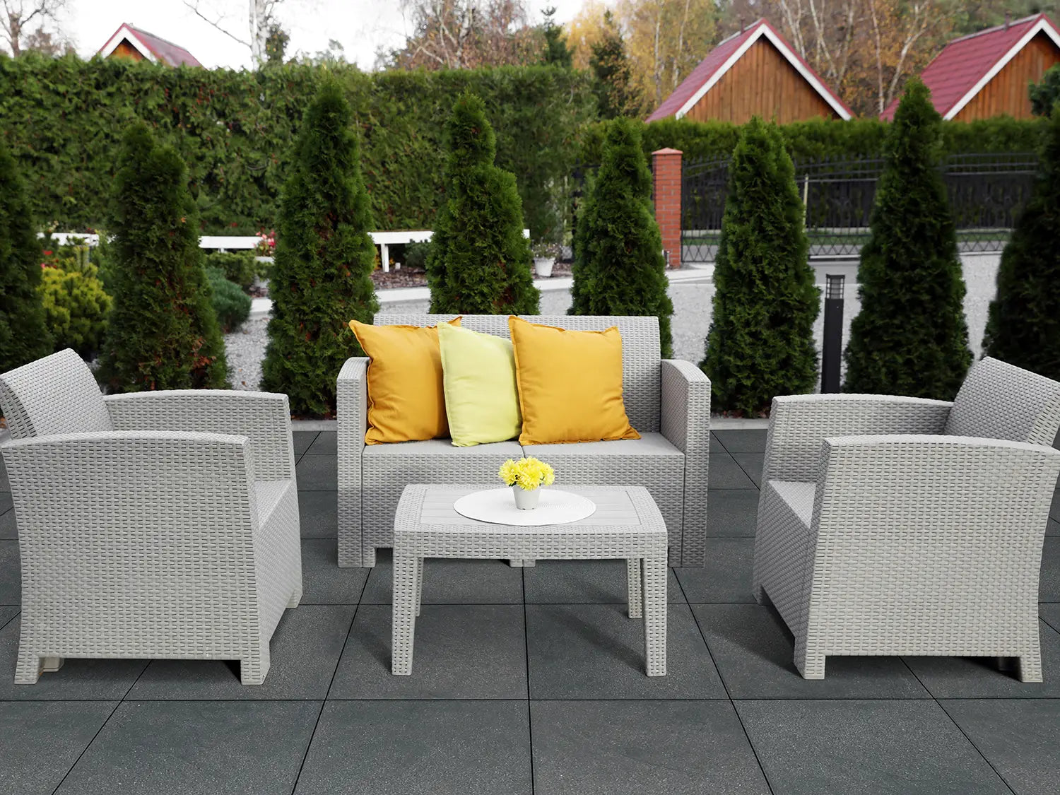 Verlegte LuxoGran-Platten in schwarz/grau von Woehe & Heydemann in 50x50 – Naturstein-Optik mit harmonischer Linienführung 