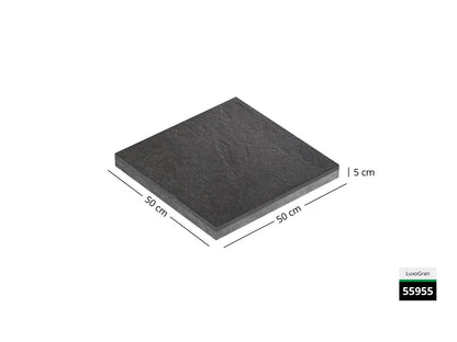 Saubere Schnittkante der 50x50 Terrassenplatte in schwarz/grauer Natursteinoptik von Woehe & Heydemann mit strukturierter Oberfläche  
