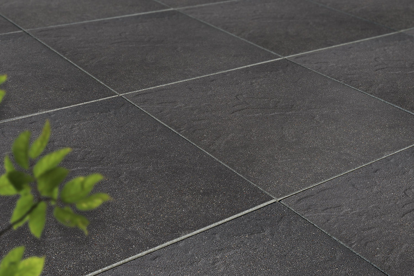 Verlegte LuxoGran-Platten in grau von Woehe & Heydemann in 50x50 – Naturstein-Optik mit harmonischer Linienführung 