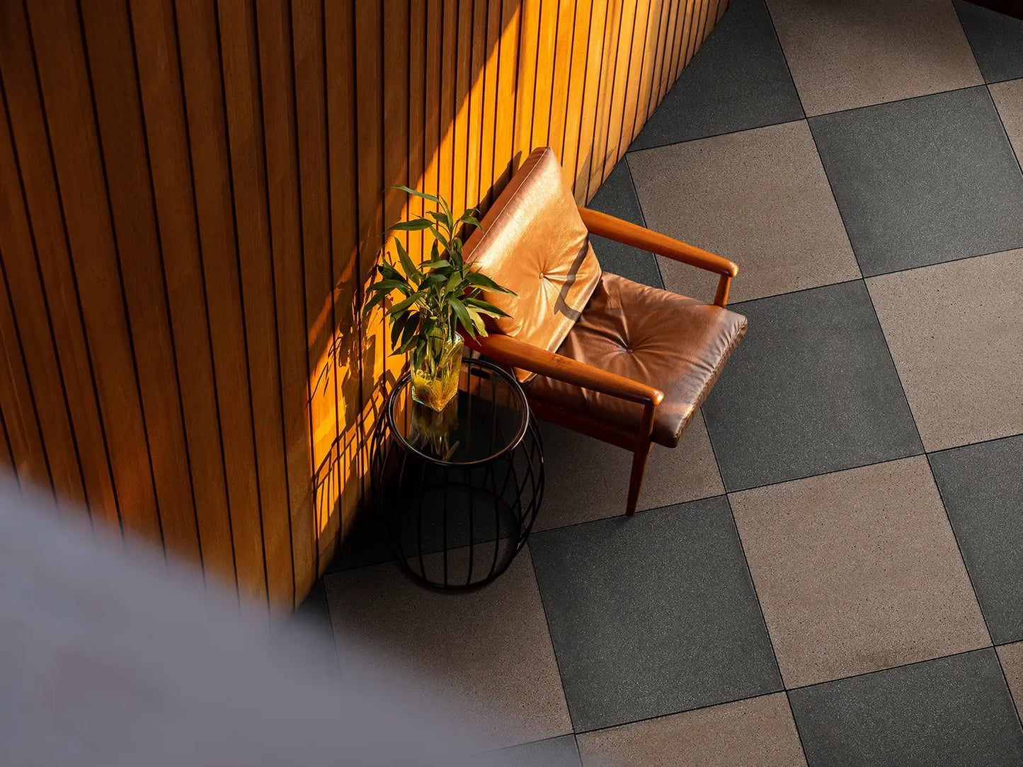 50x50 LuxoGran-Terrassenplatten in grau beiger Natursteinoptik von Woehe & Heydemann verlegt auf einer Terrasse im ArtDeco Stil