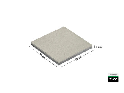 Saubere Schnittkante der 50x50 Terrassenplatte in beiger Natursteinoptik von Woehe & Heydemann mit feinkörniger Oberfläche  