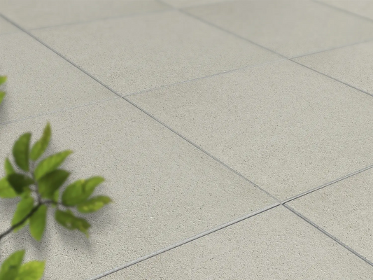 Verlegte LuxoGran-Platten in beige von Woehe & Heydemann in 50x50 – Naturstein-Optik mit harmonischer Linienführung 