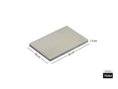 Saubere Schnittkante der 60x40 Terrassenplatte in beiger Natursteinoptik von Woehe & Heydemann mit feinkörniger Oberfläche  