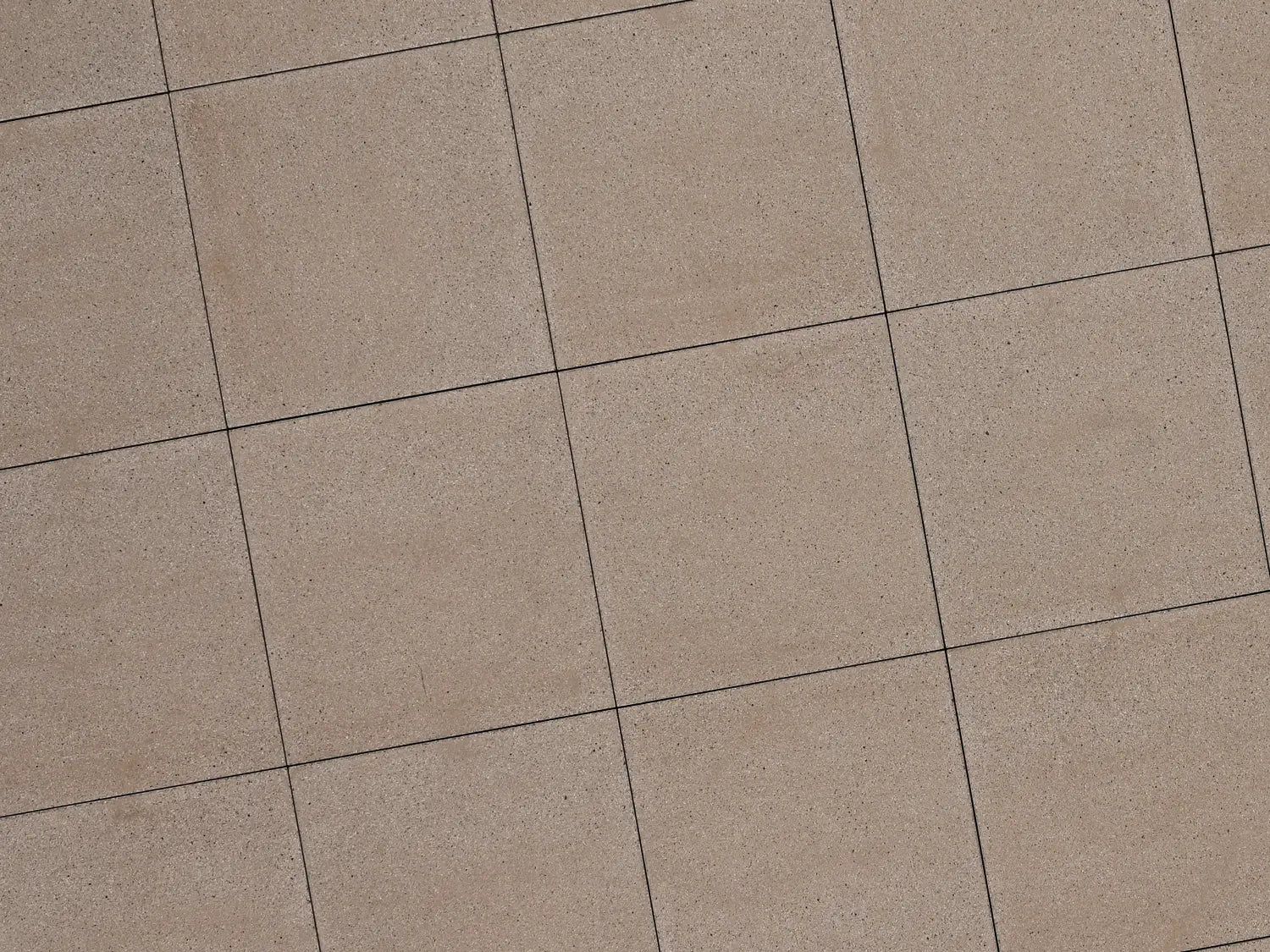 Verlegte LuxoGran-Platten in beige von Woehe & Heydemann in 60x60 – Naturstein-Optik mit harmonischer Linienführung 