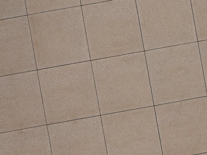 Verlegte LuxoGran-Platten in beige von Woehe & Heydemann in 60x60 – Naturstein-Optik mit harmonischer Linienführung 