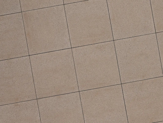 Verlegte LuxoGran-Platten in beige von Woehe & Heydemann in 60x60 – Naturstein-Optik mit harmonischer Linienführung 
