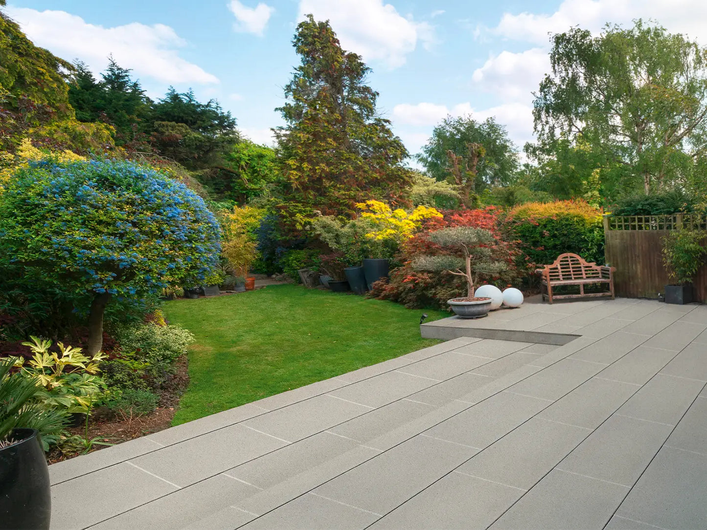 80x40 LuxoGran-Terrassenplatten in beiger Natursteinoptik von Woehe & Heydemann verlegt auf einer Terrasse 