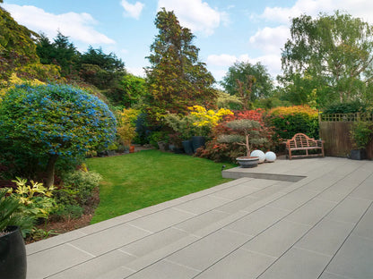 80x40 LuxoGran-Terrassenplatten in beiger Natursteinoptik von Woehe & Heydemann verlegt auf einer Terrasse 
